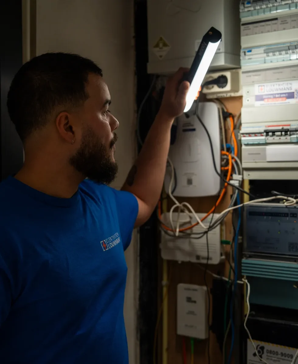 Elektricien kijkt in de groepenkast na een storing
