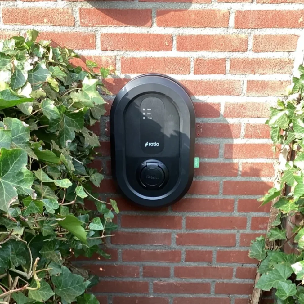Laadpaal aan een bakstenen gevel