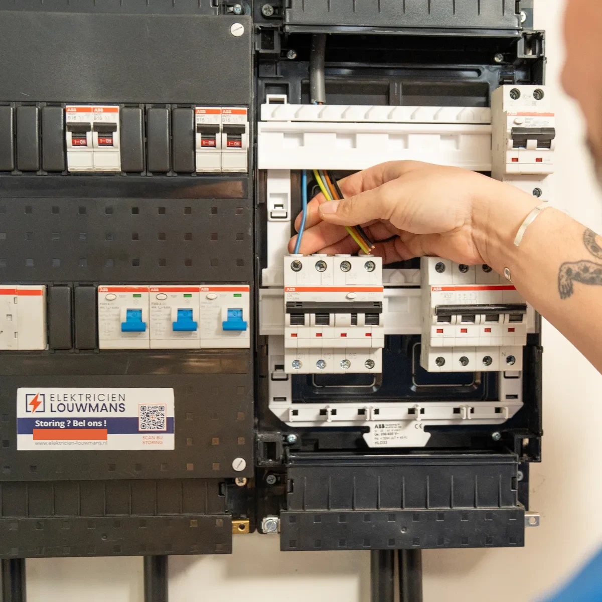 Elektricien sluit bedrading aan in een groepenkast