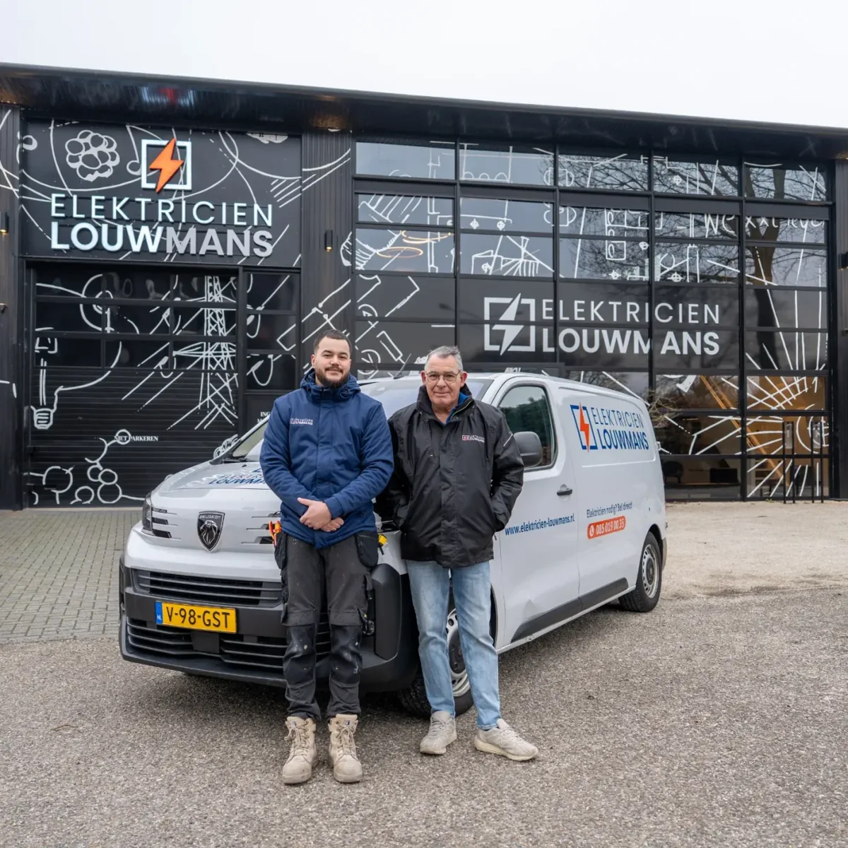 Elektricien van Louwmans aan het werk