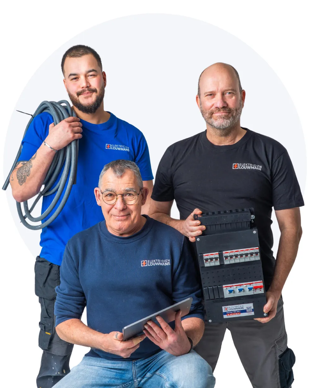 Teamfoto van de elektriciens met kabels, groepenkast en tablet